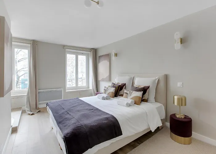 Elegant 3-bedroom Near Bastille Apartment